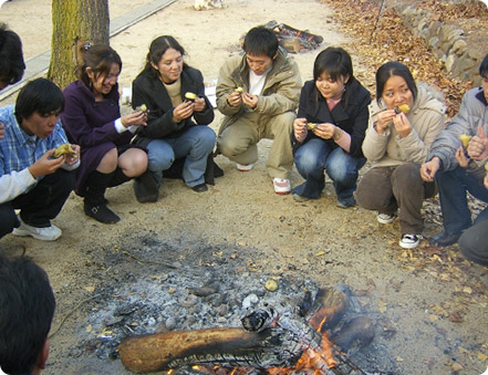 외국인 학생 고구마 구워 먹기